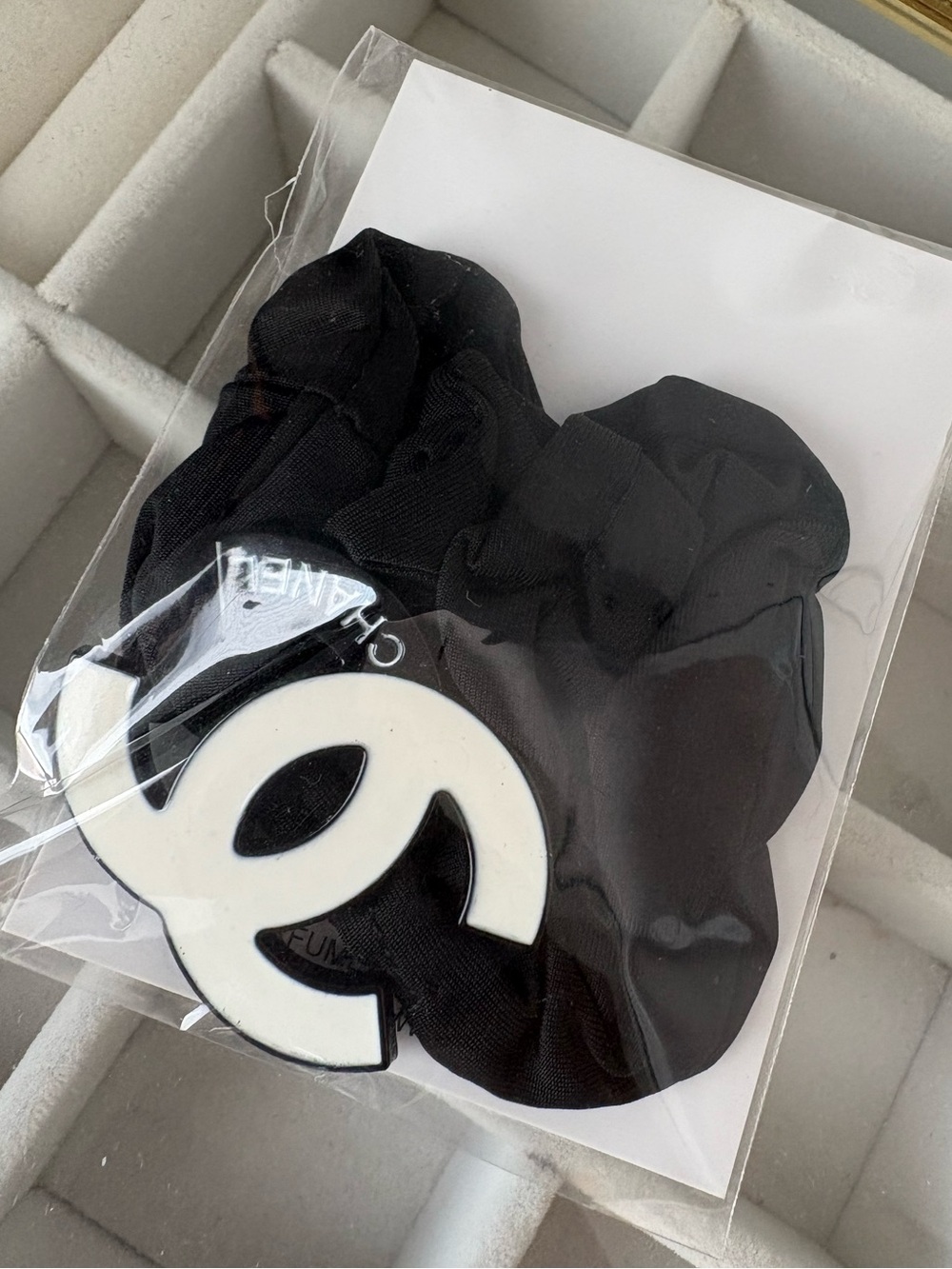 CHANEL - LA COLLECTION Black and White CC logo scrunchie